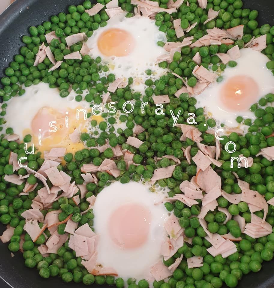 Poêlée de petits pois au poulet et oeufs